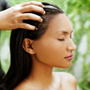 7. Full-Fat Mayonnaise Massage:
If you want some instant remedy that does not need any type of preparation, go for a full-fat mayonnaise massage. This process is highly admired by hair stylists and can easily be done at home as well.