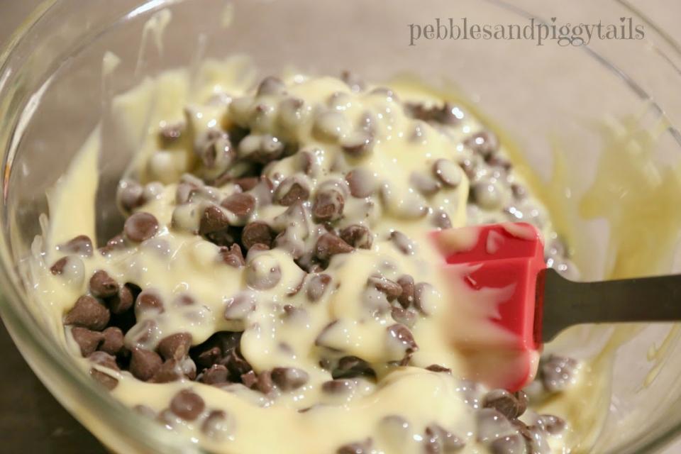 or 5 Minute Fudge all you need is: 1.5 bags of chocolate chips, 1 can of sweetened condensed milk, 2-3 handfuls of marshmallows!! Nuts or peppermint pieces are optional.