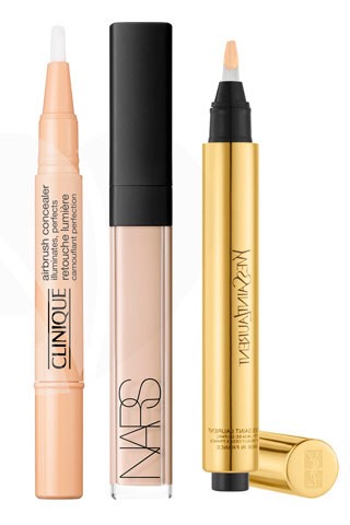 Concealer.
The first product you should have is the concealer. It cover the imperfections and the dark circles. You must buy a concealer that is 3 shades under your skin. The concealer can be in liquid, stick and cream.