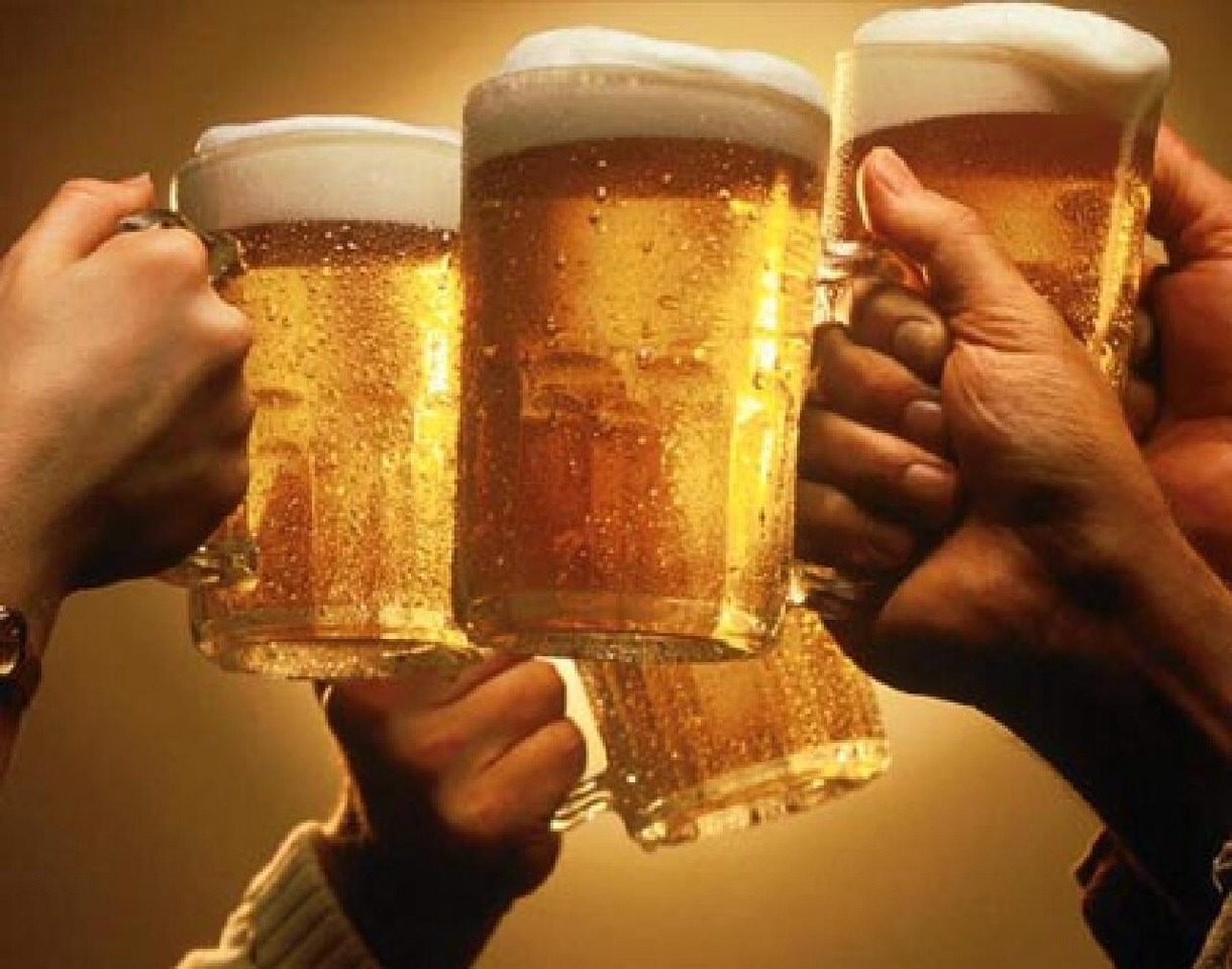 WATCH THE BEERS
One innocent-looking margarita or cosmopolitan can rack up hundreds of calories that do nothing to quench your appetite. Treat yourself just on the weekends and cut back somewhere else or stick to a glass of wine, light beer, or vodka and soda.