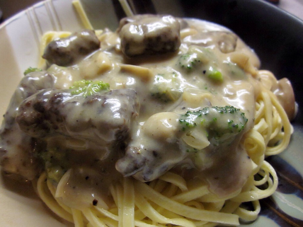 How To Make Mushroom Sauce.All U Need Is Milk,cheese,cream And Mushrooms.