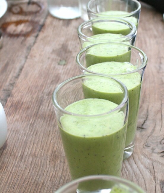 1.

Mint is a powerful blood detoxifier and reduces bloating. Lemon detoxes the blood as well, but it also flushes toxins from the liver and kidneys and aids in digestion. The taste of refreshing mint pairs nicely with the lemon in this smoothie, creating a light and delicious green-colored drink.