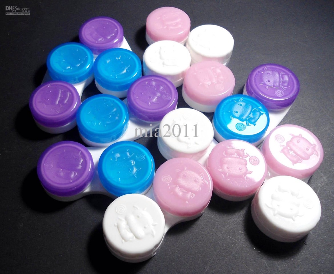 If you have contacts you probably have a few of these hanging around. Don't throw them away! 🙅 You can use them to hold small things. Like rings, earrings, and even fake lashes. 