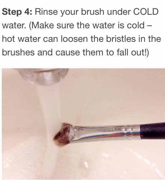 How To Clean Your Makeup Brushes 💕 #tidytip