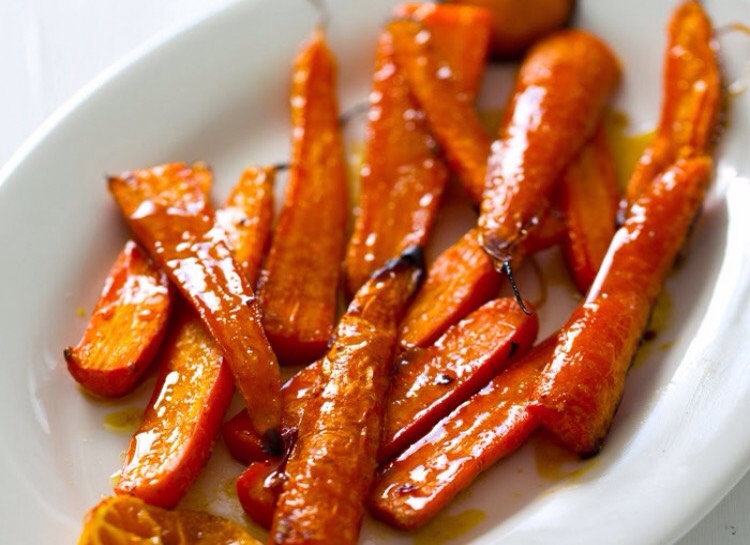 MAPLE GLAZED CARROTS
Another dish that can be had on the side or as a snack. This one is very easy, just add some quality maple syrup and bake gently for a few minutes to allow the flavors to meld.