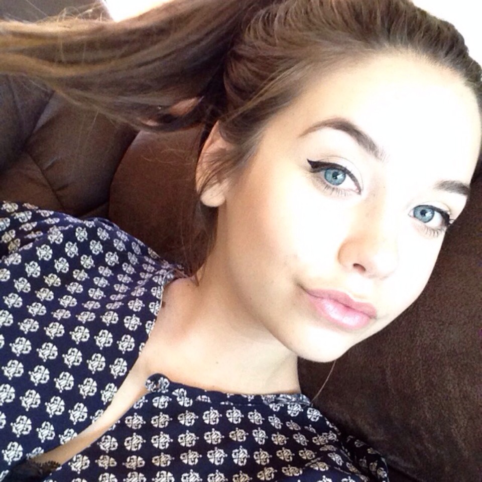 Amanda Steele is very fashionable and she is really good at recommending the most trendy products and clothes. She also gives really good outfit ideas. You'll find her on youtube as Makeup By Mandy 24.