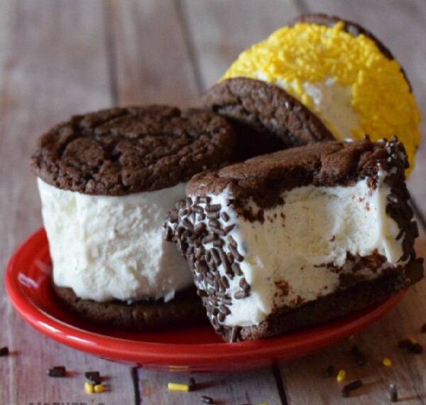 Oreo Cookie Ice Cream Sandwiches! 