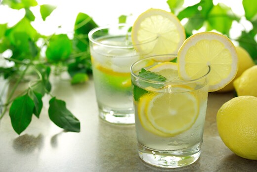 1. Lemon water
• drinking water is a great way to flush out sodium, which causes bloating. The addition of lemon helps to aid digestion, making this a great bloat beating option