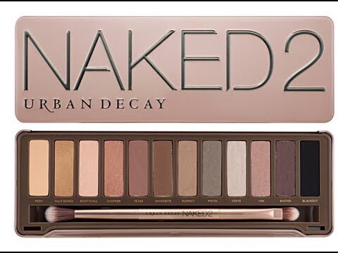 Than I go in with my naked palette, using the dark brown and just going into the crease of my lid, than I take the like peachy colour and apply this right onto my lid very lightly, giving it a smoky eye effect😬