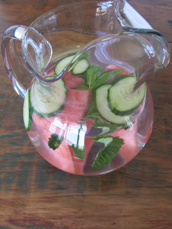 Watermelon mint :)
-1 cup of cubed watermelon 
- 1/4 cup of mint leaves 