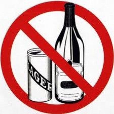 6.Stay away from super-salty foods and booze around bedtime.
When you consume a lot of alcohol,your body becomes dehydrated.To compensate,it starts collecting natural fluids around the eyes,among other places.A similar thing happens with salt,leading to that dreaded puffy-eye look.