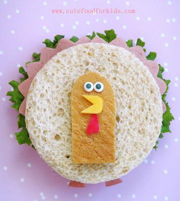 Gobble gobble.....
Canadian Thanksgiving was on October, so it has already passed. However,since most of my readers are from the States, I decided to make a turkey sandwich for them!
Does it look so much like the apple turkeys  I made two weeks ago? 