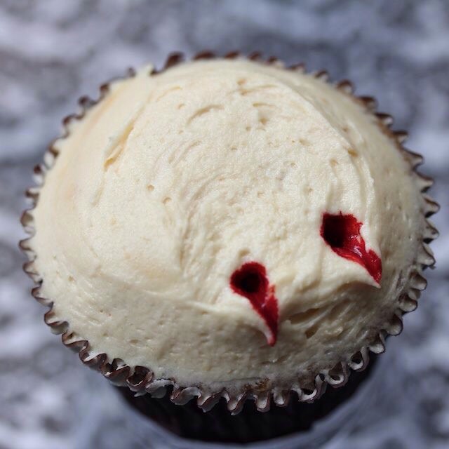 Vampire bite cup cakes
