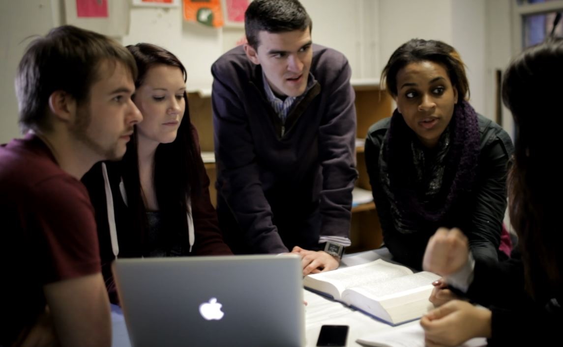 Studyroom
    This is the perfect app if you are working on a group project or if you want to share your notes with your friends. On this app you can create a study group with certain people, it lets you share notes and work on your homework together!