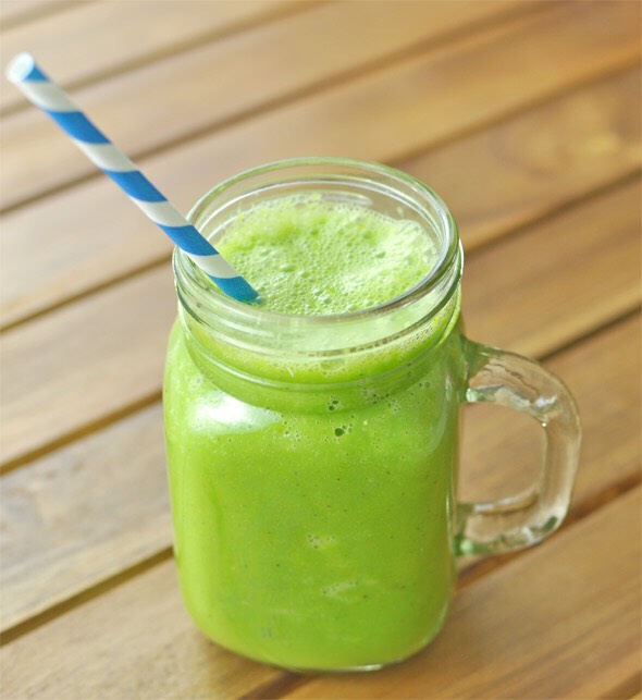 Green day :)
-1/2 cup of kale
-1/2 cup of pineapple
-1/2 cup of yoghurt
-1/4 cup of water
Extras: cayenne pepper