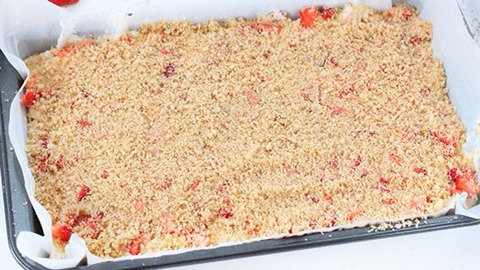 7)Sprinkle reserved 1 cup cookie crumbs evenly over dessert; gently press with fingers. Refrigerate at least 4 hours.
8)To serve, cut into 5 rows by 3 rows to make 15 bars, or into 6 rows by 3 rows to make 18 bars.