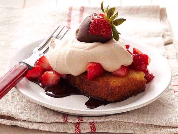 Grilled pound cake with strawberry sauce and ricotta cream 