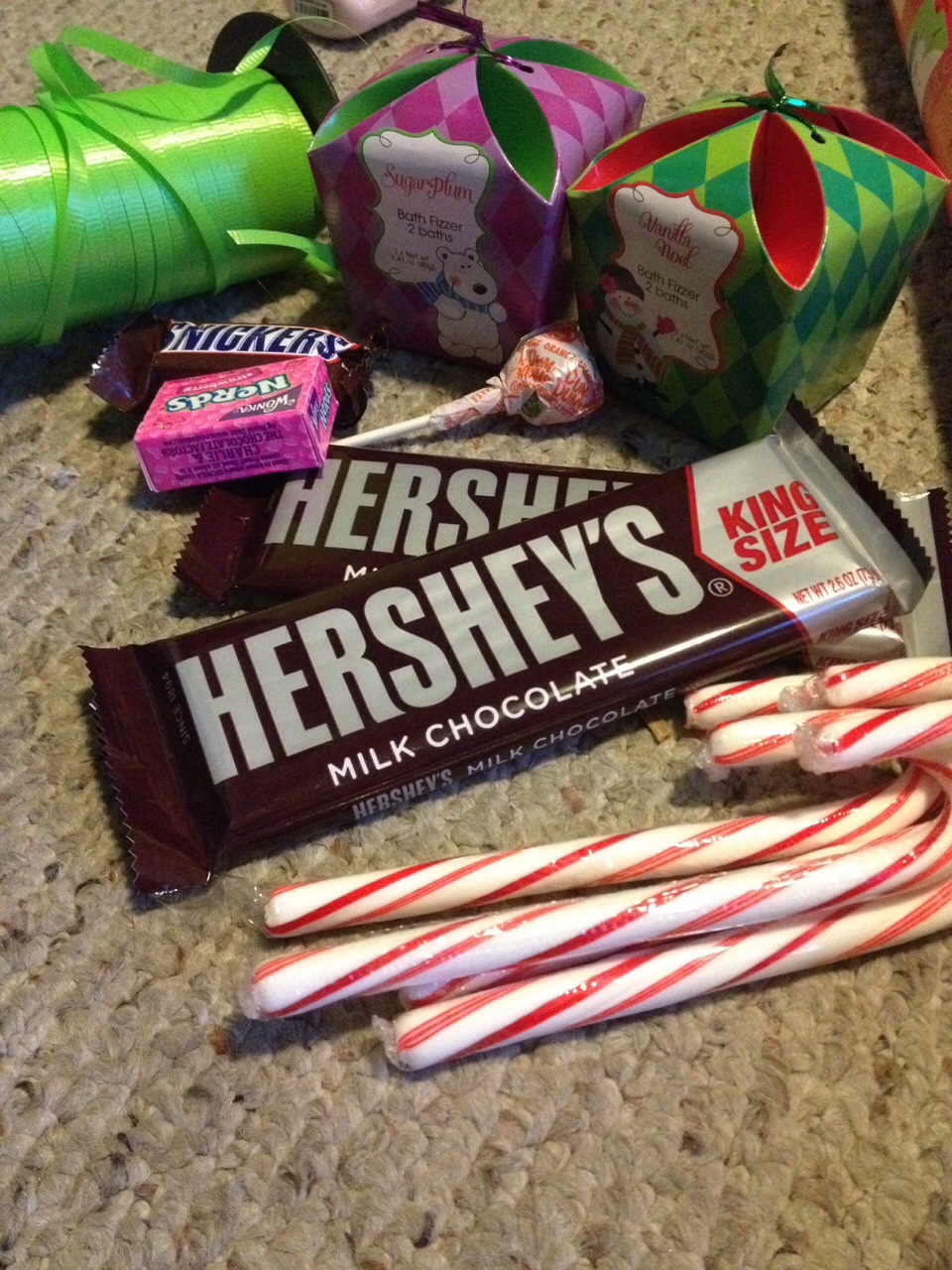 You need (for every ONE sleigh)
-Ribbon
-Full size candy bar
-Two candy canes
-Little present (optional)
_-Mini candies (optional) 