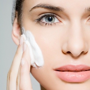Treatment six: Olive oil and salt
Make a paste of salt and olive oil and use it on the affected area. Wash it off after some time. Before you go to bed, apply a cold pack or an ice pack on your face. This will help reduce the swelling in your face and redness in the pimples.