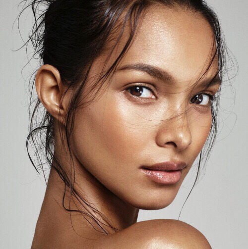 Where many oils and moisturizers can exacerbate skin conditions such as acne, argan oil actually soothes afflicted skin and promotes healing. Acne is often the result of oily skin. Since argan oil is non-greasy, it helps to balance skin by providing natural moisture. Argan oil also contains anti-oxidants which help to heal damaged skin cells and reduce inflammation.