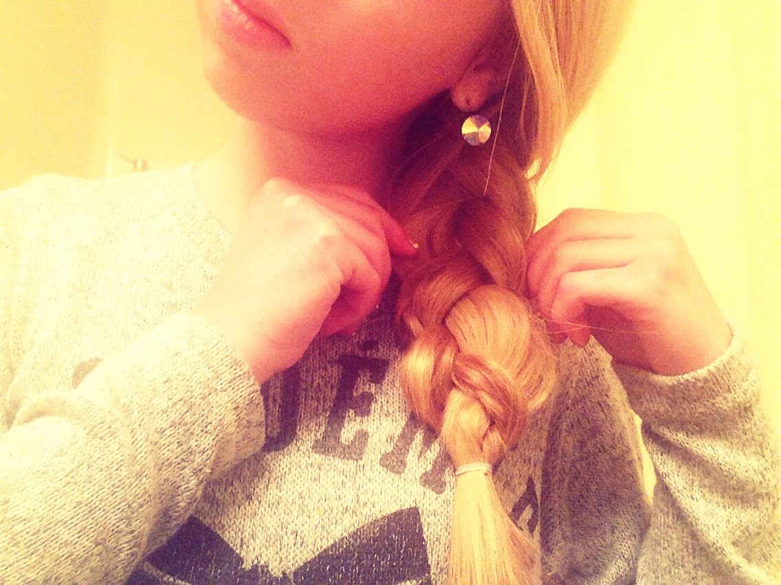 ✨Create a thickened texture by gently tugging on the outsides of your braid.✨