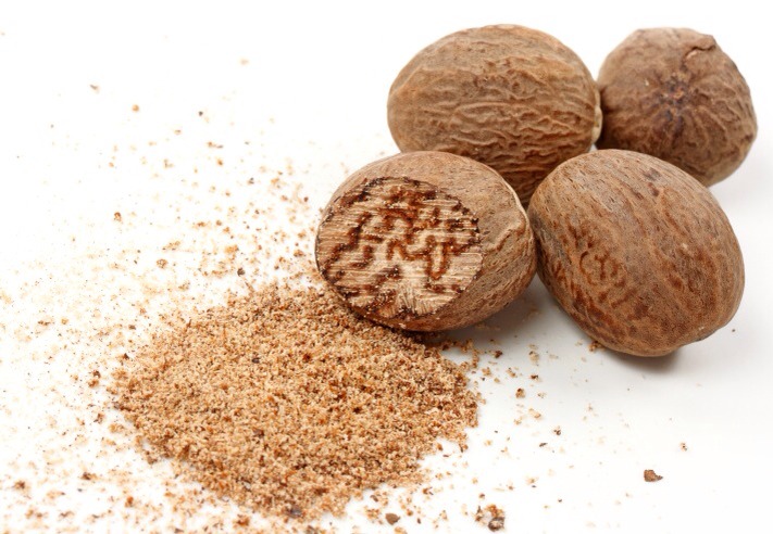 Nutmeg is a gentle exfoliant that will help to slough off the dead skin that builds up on your face, causing acne. Mix a teaspoon of nutmeg with 1-2 tablespoons of regular milk. Rub the scrub onto your face for a minute, and then rinse off with warm water.