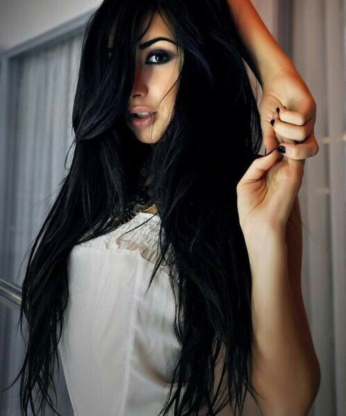 Due to its ability to tame frizz and give hair shine, argan oil is also commonly used as a styling agent. It makes hair more manageable and adds a healthy, attractive shine to any hair style. This is an ideal step to add to your daily routine after blow-drying. Rub a few drops of argan oil over your palms and then comb your fingers through your hair to apply.