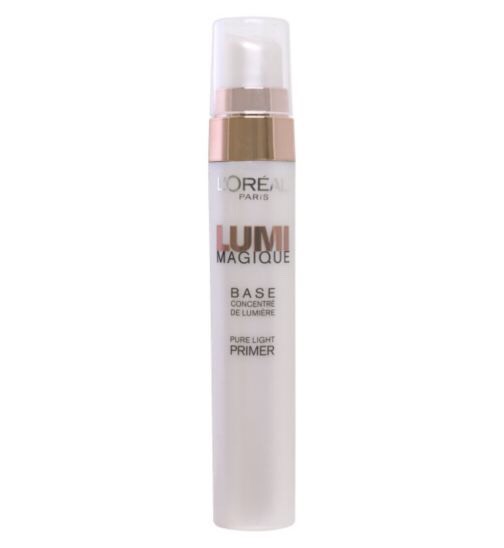 Than I go in with my L'ORÈAL primer.  I start by putting a small amount on my finger tip and gently applying this all over my face to give it a nice highlight and to make sure my makeup is set for the whole day!