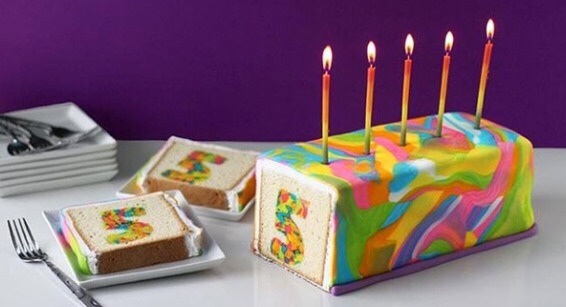 And presto! You're done! Cut and enjoy your cake!