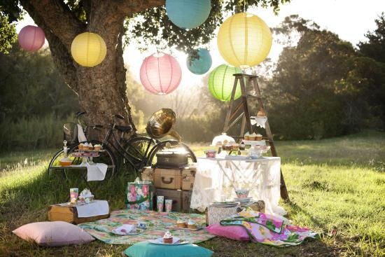 4.... Summer picnic
Wether it is with family or friends a picnic is a great way to socialise, get outside and enjoy food.
All you really need is a blanket, food, basket and friends or family ❤️
