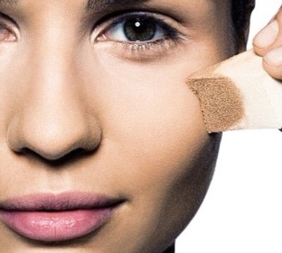 Fourth mistake: applying foundation with your fingers or a makeup sponge. 