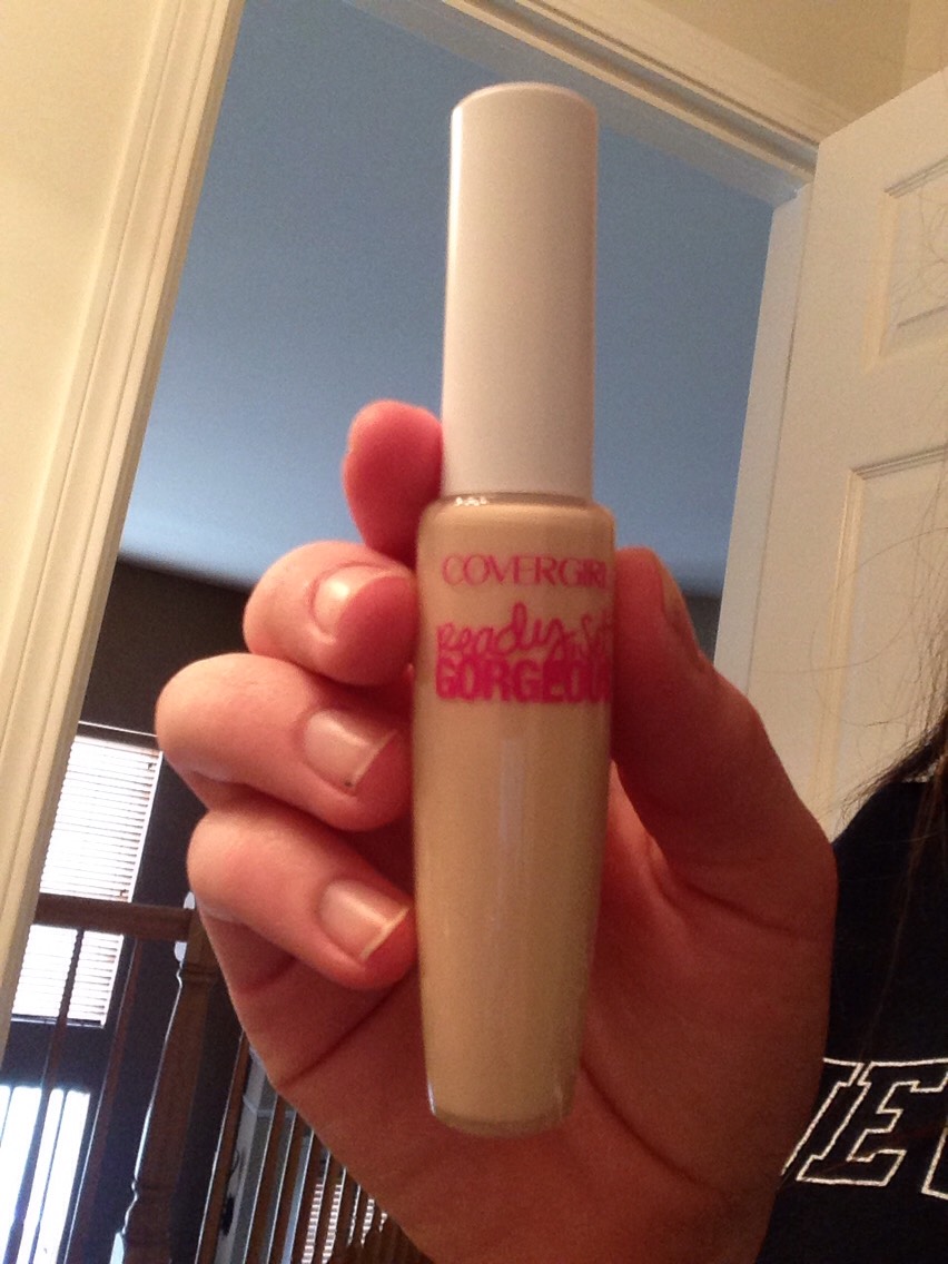 Once you apply your green concealer, go over the same spots with a skin tone concealer. I like to use a liquid skin tone concealer, because the more dry products you out on, it will start to cake up on your face. We don't want that!!
Next page---👉