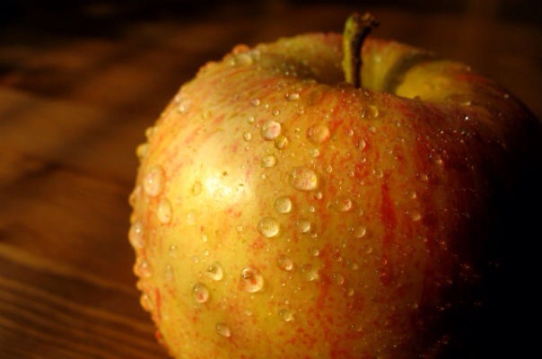 To clean fruit and veggies without harsh chemicals:
Scrub fresh produce with a mixture of baking soda and water to remove grit, grime, and pesticides.