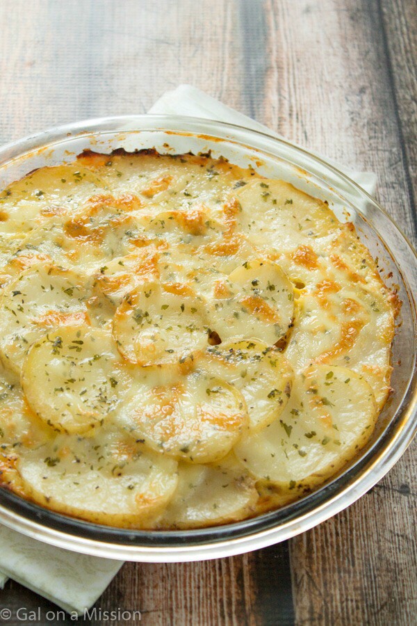 Let’s get back to the subject of this amazing loaded potato casserole, shall we? I know you all will just love this because it didn’t last very long in our house – gone in a couple of days.