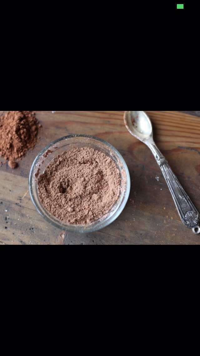 Once the ingredients are mixed, fill your empty container with the bronzer. I found this little glass jar at a flea market a while ago, and this was the perfect excuse to finally use it!



