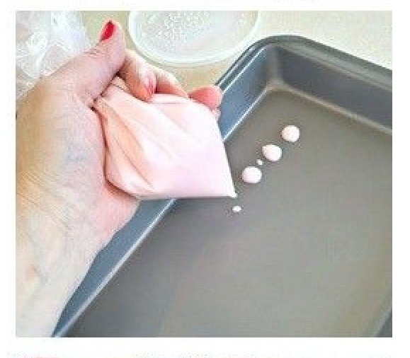 Cut a small hole on the tip of the bag and make the yogurt chips as big as you like but the smaller they are the faster they dry!