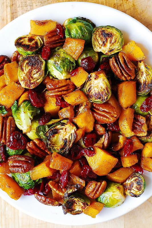 baking sheet with 1 tablespoon of olive oil.
Make sure Brussels sprouts have trimmed ends and yellow leaves are removed. Then, slice all Brussels sprouts in half. In a medium bowl, combine halved Brussels sprouts, 2 tablespoons of olive oil, salt (to taste), and toss to combine.