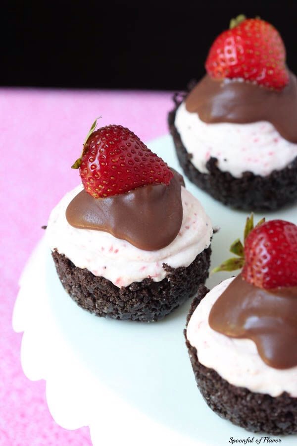 No bake strawberry cheesecakes with chocolate ganache 
