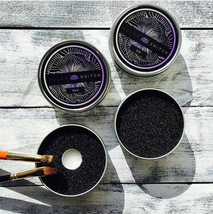 You can swatch your brush between color application by gliding the brush along the black sponge.
This is great when you're blending your eyeshadow.
The duo contains a middle sponge for wet makeup application.