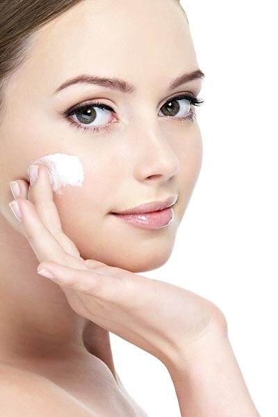 Treatment three: Toothpaste
Apply the toothpaste on the affected skin and keep it for 10 to 15 minutes or you can also leave it for overnight. Wash off with cold water to get an immediate effect. But remember not to use the toothpaste in gel form as this can dry the skin out.
