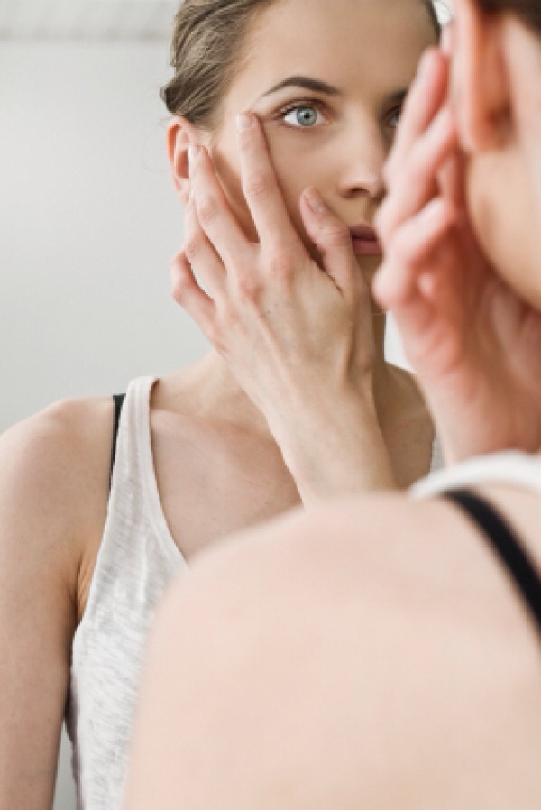 PREMATURE AGING
There’s a reason you should want to clear your body of toxins: they make you age faster. Also, drinking hot water helps to repair the skin cells that increase the elasticity of your skin and are affected by harmful free radicals. Subsequently, your damaged skin becomes smoother.