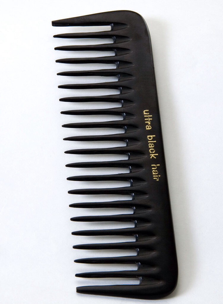✨USE WIDE TOOTHED COMBS✨
DO NOT brush your hair when it's wet, it can cause split ends cause your hair is at it's weakest point when It is wet, use a wide toothed comb or even your fingers to go through your hair to not damage your hair.