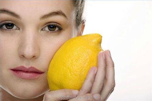 **Lemon is a diuretic. This means that lemon water is especially good for people with urinary tract infections. People with arthritis or rheumatism can benefit from consuming lemons because it helps flush out toxins and bacteria. When lemon is mixed with coffee, it also helps eliminate headaches. 