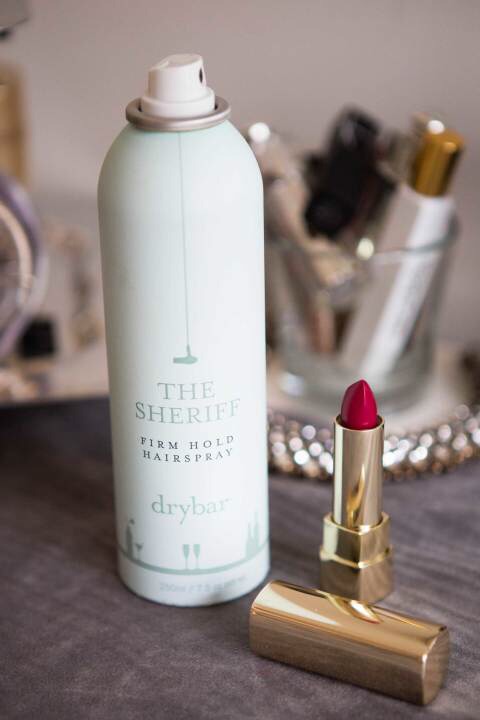 Use hairspray to remove a lipstick stain. Spray the fabric (make sure it's not dry-clean only) with hairspray, and let it sit for a few minutes. Dab the stain, and then toss it in the washer.