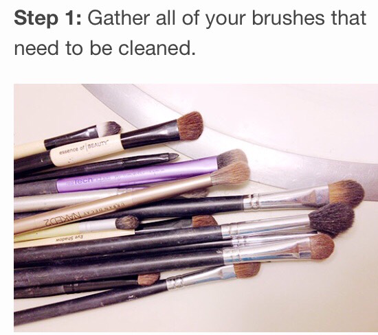 How To Clean Your Makeup Brushes 💕 #tidytip