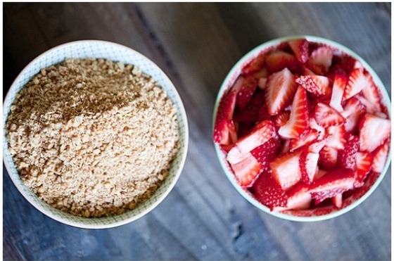 Frozen Strawberry Crunch Cake