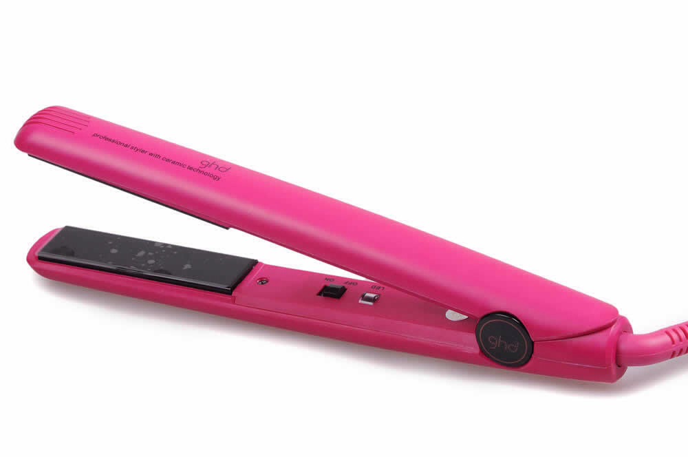 ✨MINIMIZE HEAT✨
Try and learn to love your natural hair! Heat damages and drys your hair causing split ends. You can use heat tools occasionally because sometimes it's actually good for hair as it can help boost hair growth but NOT all the time.