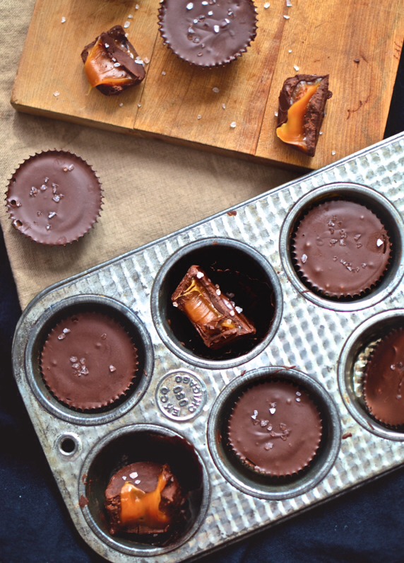 🍫Salted Caramel Cups {Homemade Buttery Caramel in a Shell of Dark Chocolate}😋