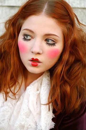 29.Rock another ultimately cool Halloween makeup by creating pink-toned rounds on your cheeks and applying red lipstick in the middle of your lips. The artificially drawn lashes will make your look outstanding.
