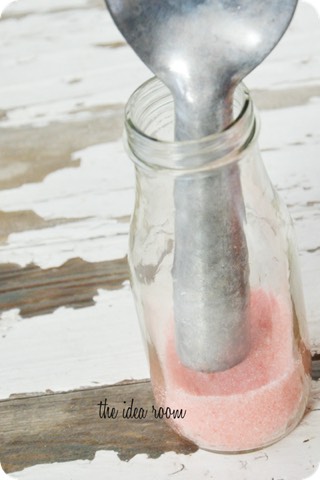 Layer the scrub with the white and the red mixture in a mason jar, kinda like a candy cane pattern.
